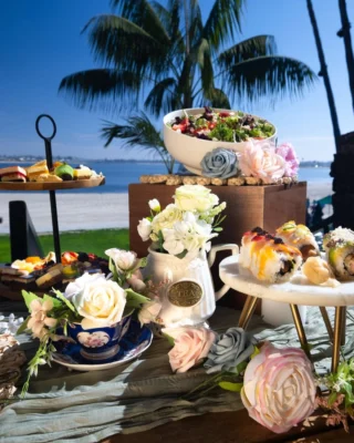 🌺 Let Mom brunch like the queen she is! Made-to-order waffles, a carving station, bubbly galore, and a bay view to top it all off. 💐 Oh, and the kids can even build her a bouquet! 

#BrunchLikeAMother #DiscoverMissionBay

📍 More details and booking via @catamaranresortsandiego