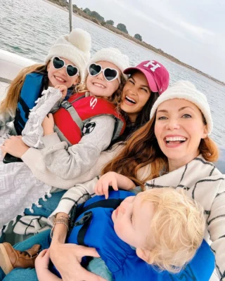 🌺 This Mother's Day, treat Mom to something as special as she is—a day on the bay! Because nothing says "Thanks, Mom!" like sunshine, sea breezes, and not having to clean up. 

#HappyMothersDay #DiscoverMissionBay

🚤 @actionsportrentals 
📸 @rosiemaxhimer